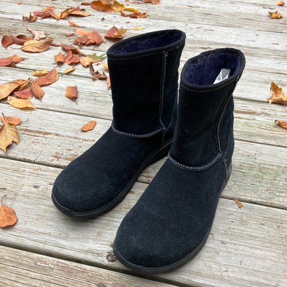 UGG Australia Girl's "Lynden" Black Suede Booties #1005566K US 5/ EU 35 - Picture 1 of 7